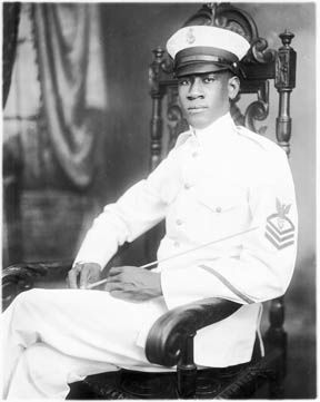 알톤 어거스터스 아담스는 미국 해군 최초의 아프리카계 미국인 군악대장이었다.