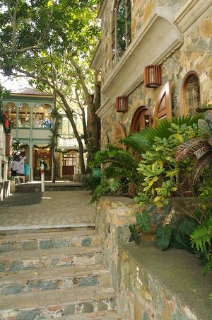 세인트존 섬 크루즈 만의 인기 쇼핑 센터인 맹구스 정션 입구