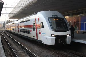 새로운 Stadler KISS가 최근 개조된 트빌리시 역 건물 옆에 있다.