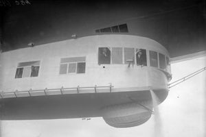 1924년 10월 미국에 인도되기 전 8월에 LZ 126을 시험 비행하는 에케너(x로 표시)