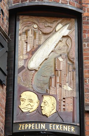 베른하르트 횓거의 1934년 "대양 횡단" 세트 중 일부인 이 패널은 브레멘의 뵈트허 거리에 있는 글로켄슈필 하우스에 전시되어 있다.