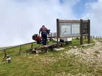 상품, 생필품을 운반하는 트럭