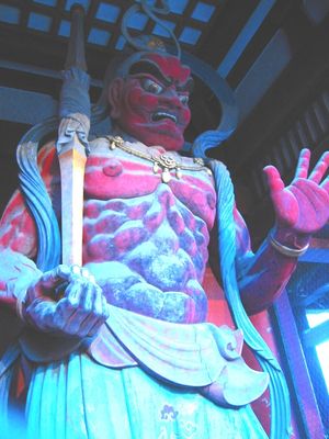 문 남쪽에 서 있는 문 양쪽에 있는 니오 상 중 하나