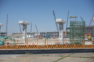 하네다 공항 국제선 터미널역의 새로운 노선을 위한 모노레일 교각