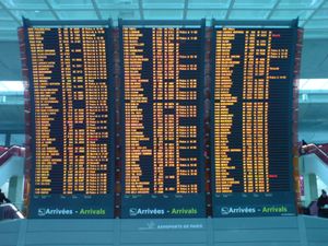 샤를 드 골 공항 2터미널의 항공편 도착 정보를 보여주는 항공 정보 표시 시스템 화면