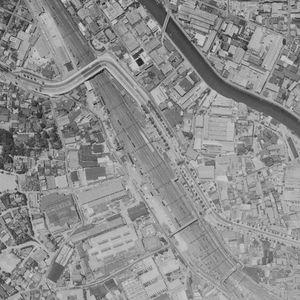 오사키역 주변의 흑백 항공 사진 (1963년 6월 26일 촬영)국토교통성 국토지리원 [https://mapps.gsi.go.jp/ 지도・항공 사진 열람 서비스]의 항공 사진을 기반으로 작성