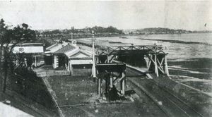 19세기 말 시나가와역, 역 바로 옆으로 도쿄만 해안이 보인다