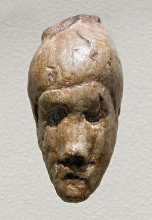 돌니 베스토니체 유적에서 발견된 상아에 새겨진 여자의 얼굴