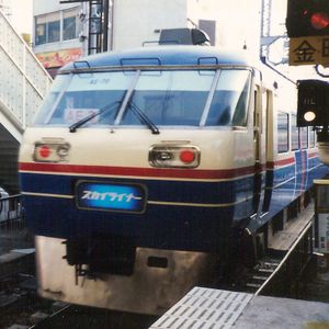 초대 "스카이라이너" AE형(게이세이 타카사고역)등장 당시에는 크림색 바탕에 갈색 차체 도색이었다.