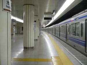 2005년 도쿄 메트로 후쿠토신선에 편입되기 전 지하 "신센 이케부쿠로" 플랫폼