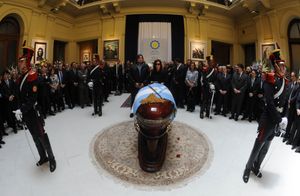 아르헨티나 전 대통령 네스토르 키르치네르의 국장 기간 동안 아르헨티나 기병척탄병 연대가 형성한 의장대 (2010년)