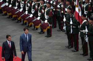 캐나다 총리 쥐스탱 트뤼도가 2017년 멕시코 공식 방문 중 멕시코 군 의장대를 사열하고 있다.