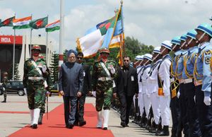 인도 총리 만모한 싱 박사가 2011년 다카의 샤잘랄 국제공항에서 의장대를 사열하고 있다.