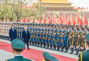 브라질 대통령 룰라 다 시우바가 2023년 베이징 수비대 의장대대가 구성한 의장대를 사열하고 있다.