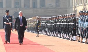 캐나다 총독 데이비드 존스턴이 2014년 2월 24일 인도 국빈 방문 기간 중 라슈트라파티 바반에서 의장대를 사열하고 있다.