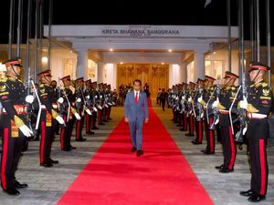 검은색 제복과 피크 캡을 착용한 대통령 경호대 의장대