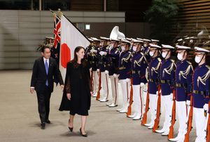 뉴질랜드 총리 저신다 아던이 2022년 일본 제302헌병중대 특별 의장대를 사열하고 있다.