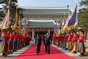 조셉 카빌라 콩고 민주 공화국 대통령과 이명박 대한민국 대통령이 2010년 대한민국 전통 의장대의 호위를 받으며 걷고 있다.