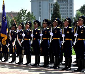 2015년 타지키스탄 국빈 방문 당시 타지키스탄 의장대가 사열하고 있다
