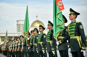 2015년 우크라이나의 투르크메니스탄 국빈 방문 중 투르크메니스탄 독립 명예 위병대의 의장병