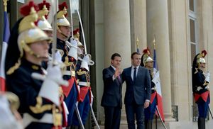 2017년 프랑스 국빈 방문 시 의장대를 서고 있는 프랑스 공화국 근위대