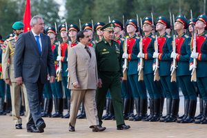 요인들이 러시아군 제154 프레오브라젠스키 독립 사령관 연대가 형성한 의장대를 사열하는 모습 (2016년)
