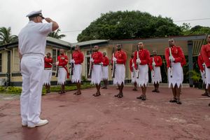 경비대로 구성된 피지 대통령 궁 경비대가 태평양 동반자 관계의 지도자들에게 대통령 경례를 하고 있다.