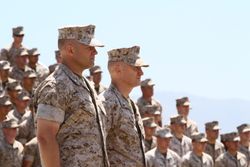 다크 호스 대대가 신임 지휘관을 환영하고 있다.