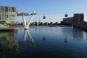 런던 케이블카(Emirates Air Line)가 그리니치 반도와 로열 독스 사이의 템스 강을 건너고 있다.