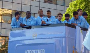 하그리브스 (가운데)는 맨체스터 시티가 프리미어리그에서 우승한 후 2012년 오픈탑 버스 승리 퍼레이드에 참여했다.