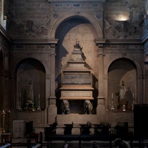 리스본의 제로니모스 수도원에 있는 무덤. 포르투갈 펠리페 1세의 명으로 세워졌으며, 세바스티앙으로 확인되지 않은 시신이 안치되어 있다.