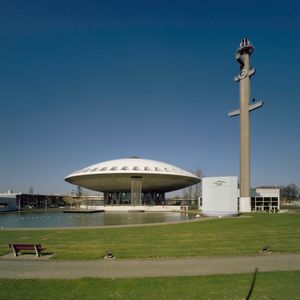 에볼루온 건물은 처음에는 과학 박물관을 운영했으며, 현재는 전시 센터이다.