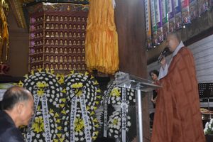 덕문 스님이 화엄사를 지켜낸 차일혁 경무관의 문화재 사랑이 길이 전해지기를 바란다고 말하고 있다.