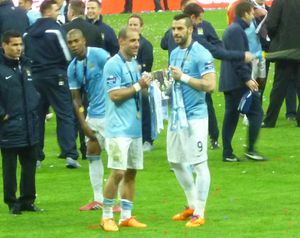 네그레도(오른쪽)가 파블로 사발레타와 함께 2014 리그 컵에서 우승한 후