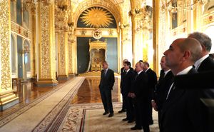 블라디미르 푸틴과 이탈리아 총리 주세페 콘테, 콘찰롭스키가 2018년 10월 24일 상영한 영화 죄를 보고 있다.