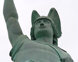 헤르만 기념상 얼굴 클로즈업