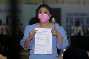 2021년 10월 7일, 대통령 후보 등록을 하는 로브레도