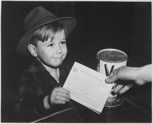 "전쟁 배급표 2권을 사용하는 첫 경험을 하는 열정적인 소년. 많은 부모들이 전쟁에 참여하면서, 아이들은 가족의 시장 경제를 돕기 위해 포인트 배급에 대한 사실을 배우고 있다.", 1943년