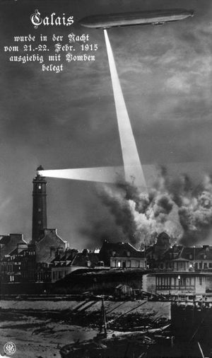 1915년 2월 21일~22일 밤에 독일 비행선이 칼레를 폭격하고 있다.