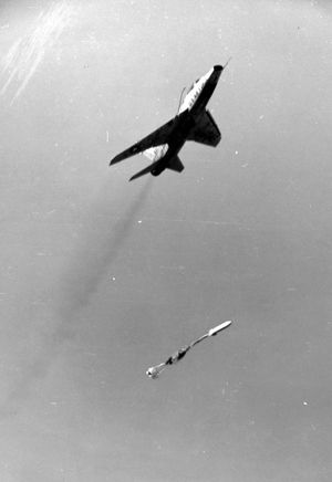 미국 공군 F-100C가 모의 핵폭탄 투하 훈련을 하고 있다.