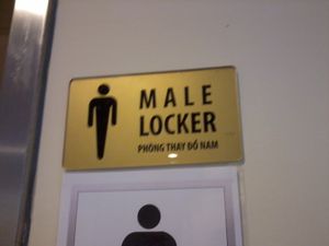 하노이 경남 하노이 랜드마크 타워 수영장의 탈의실 표지판