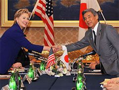 2009년 2월 17일, 이구라 관저에서 미국 국무장관 힐러리 클린턴(왼쪽)과 악수하고 있는 나카소네 히로후미.