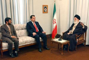 2006년 1월, 알리 하메네이 이란 최고 지도자, 마무드 아마디네자드 이란 대통령과 회담하는 에모말리 라흐몬