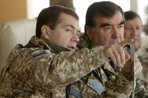 드미트리 메드베데프와 에모말리 라흐몬, 협력 2009 특수 복합 신속 대응군 훈련 마지막 단계