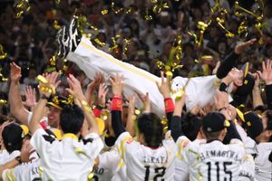 일본 시리즈 우승 후 헹가래 (2017년 11월 4일, 일본 시리즈 제6차전 후)