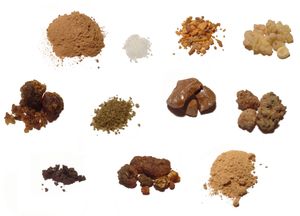 일반적으로 사용되는 향 재료 및 향 제작 재료(왼쪽에서 오른쪽, 위에서 아래로): 마코 가루(마키루스 툰베르기), 보르네올 장뇌 (드리오발라놉스 아로마티카), 수마트라 벤조인 (스라릭스 벤조인), 오만이 프랑킨센스 (보스웰리아 사크라), 구굴 (커미포라 와이트), 골든 프랑킨센스 (보스웰리아 파피리페라), 신세계 톨루 발삼 (미로실론 톨루이페라) (남아메리카), 소말리 몰약 (커미포라 미르라), 라다넘 (시스투스 빌로수스), 오포파낙스 (커미포라 오포파낙스), 백색 인도 백단 가루 (산탈룸 알붐)