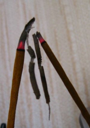 일부 향 막대는 두께가 불균일합니다.