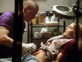 앨리샤 실버스톤이 "Cryin'" 뮤직 비디오에서 배꼽 피어싱을 하는 장면