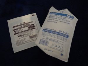 거즈 두 묶음. 하나는 10cm x 4.1m이고 다른 하나는 5cm x 5cm이다.