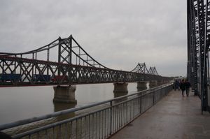 압록강을 건너 북한 신의주에서 단둥으로 가는 다리, 중국으로 들어오는 북한 트럭